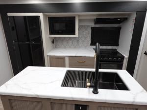 Salem Hemisphere 310BHI Photo