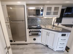 Admiral 32N Photo