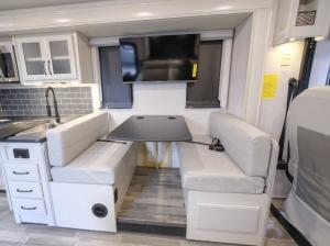 Admiral 32N Photo