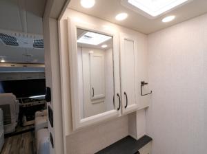 Admiral 32N Photo