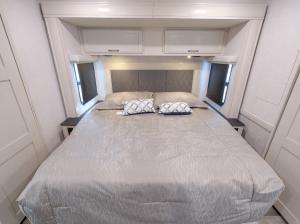 Admiral 32N Photo