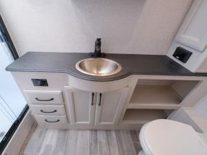 Admiral 32N Photo