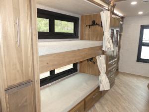 Accolade 37L Photo