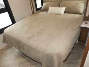Accolade 37L Photo