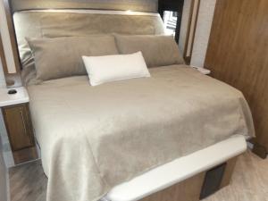 Accolade 37L Photo
