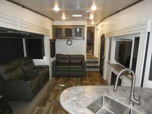 Cougar Half-Ton 29RKS Photo