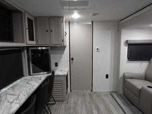 Apex Ultra-Lite 242BARV Photo
