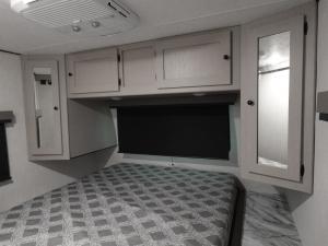 Apex Ultra-Lite 242BARV Photo