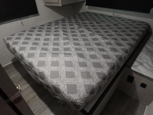 Apex Ultra-Lite 242BARV Photo