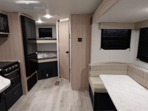 Avenger LE 24BHSLE Photo