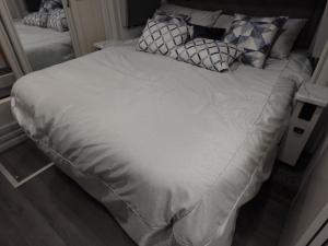 Frontier 34GT Photo