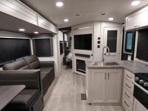 Cougar Half-Ton 28BHS Photo