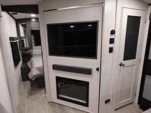 Cougar Half-Ton 28BHS Photo