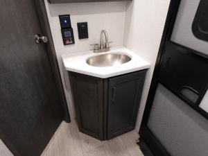 Cougar Half-Ton 28BHS Photo