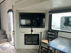Cougar Half-Ton 27SGS Photo