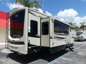 Pinnacle 36FBTS Photo