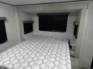 Apex Ultra-Lite 243FKS Photo