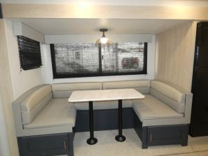 Avenger 28BHS Photo