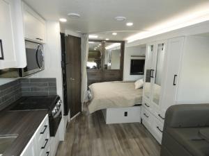 Odyssey 24B Photo