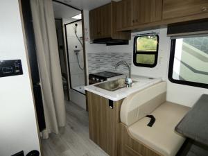 Freelander 27QB Chevy 3500 Photo