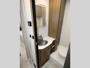 Freelander 27QB Chevy 3500 Photo