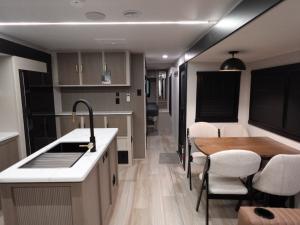 Salem Hemisphere 271RL Photo