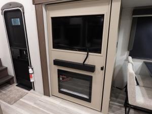 Cougar Half-Ton 26RKE Photo