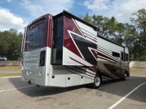 Bounder 33C Photo