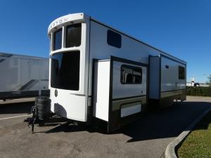 Hampton 390PVL Photo
