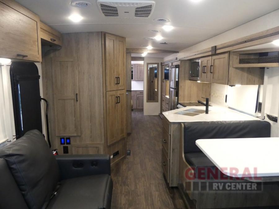 2025 Winnebago 33k