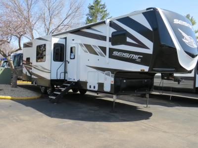 toy hauler fifth wheels