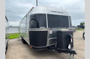 New 2025 Airstream RV Flying Cloud 27FB Photo