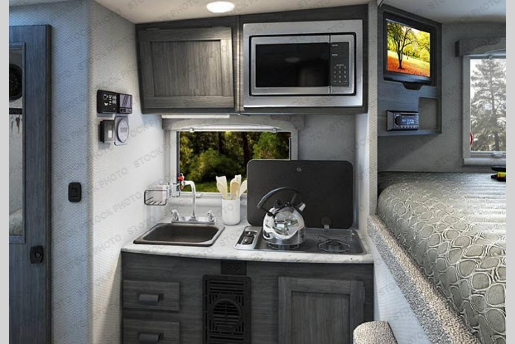 Used 2020 Lance Lance Truck Campers 650 Truck Camper at Bullyan RV