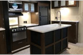 Used 2019 Prime Time RV Avenger 32QBI Photo