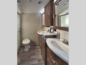 Inside - 2018 Cardinal 3456RL Fifth Wheel