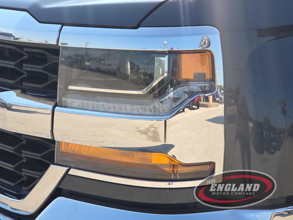 2018 Chevrolet Silverado LT photo 4