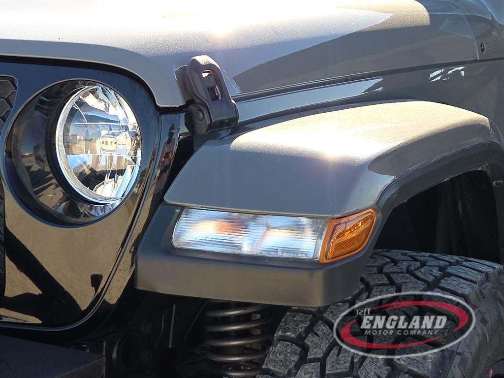 2021 Jeep Gladiator Willys Sport photo 3