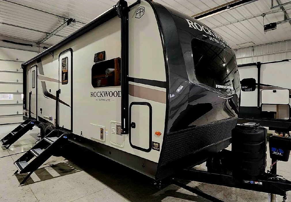 R1937 in Stone w Andover Sable Cabinets