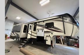 Used 2017 Keystone RV Alpine 3010RE Photo