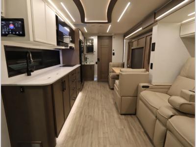 Front to Back - Newmar Freedom Aire 2515