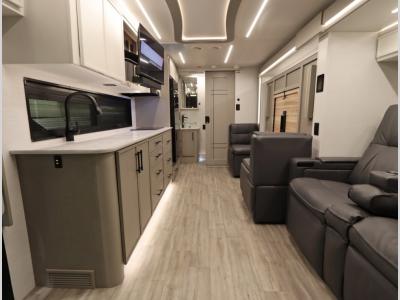 Front to Back - Newmar Freedom Aire 2515