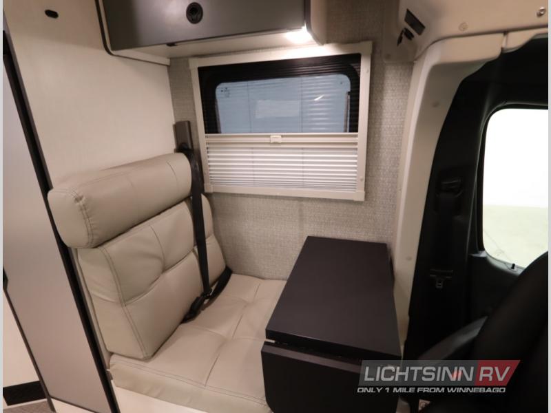 2025 Mercedes Benz Sprinter photo 4
