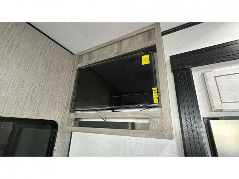 New 2023 KZ Venom V-Series V3916TK Toy Hauler Fifth Wheel at