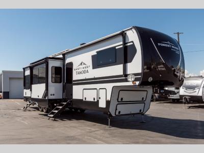 Front Exterior of the 2025 East to West Takoda 400TH fifth wheel