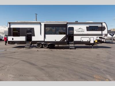 Door Side Profile of the 2025 East to West Takoda 400TH fifth wheel