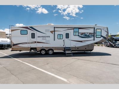 Exterior profile of Brookstone with double entry.