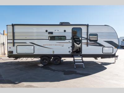 Curbside profile with entry steps extended