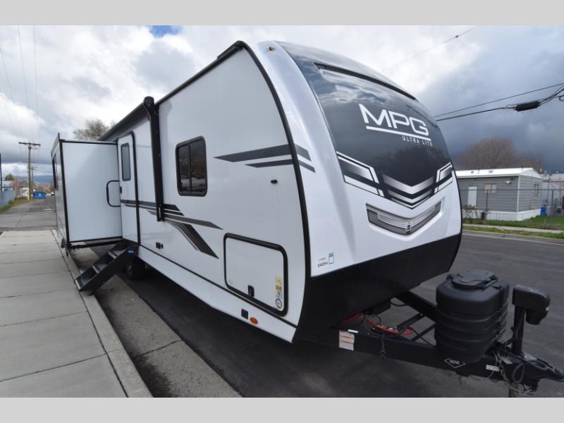 Front-left view of 2024 Cruiser MPG 2780RE with aerodynamic cap
