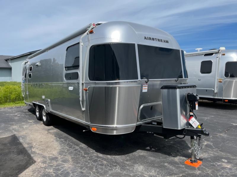 New 2024 Airstream RV Flying Cloud 27FB Travel Trailer at Nature & Me