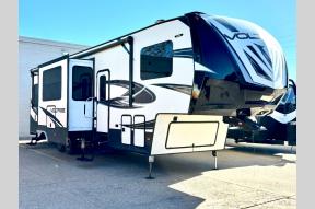 Used 2018 Dutchmen RV Voltage V3655 Photo